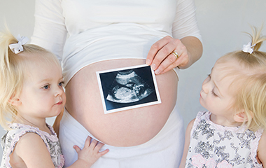 Pregnant woman with twins and scan