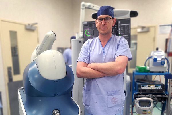 Dr Simon Perkins with the state-of-the-art robotic technology 